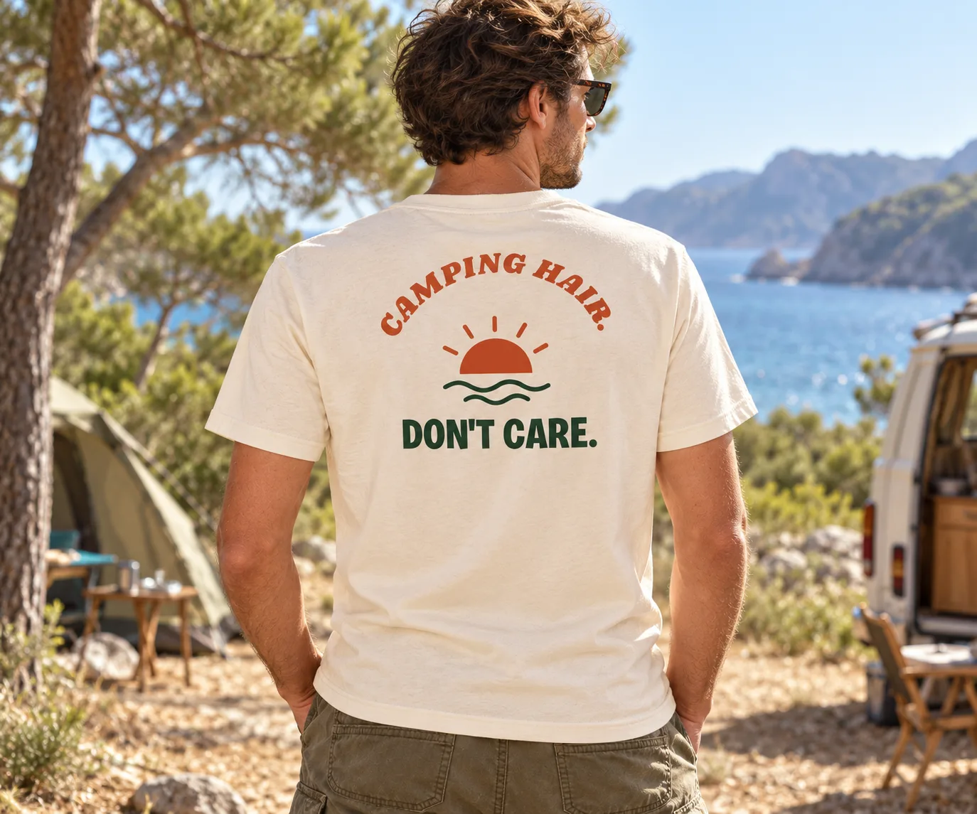 Camping Hair. Don’t Care., T-shirt heren, ecru, gedragen (ontwerpweergave)