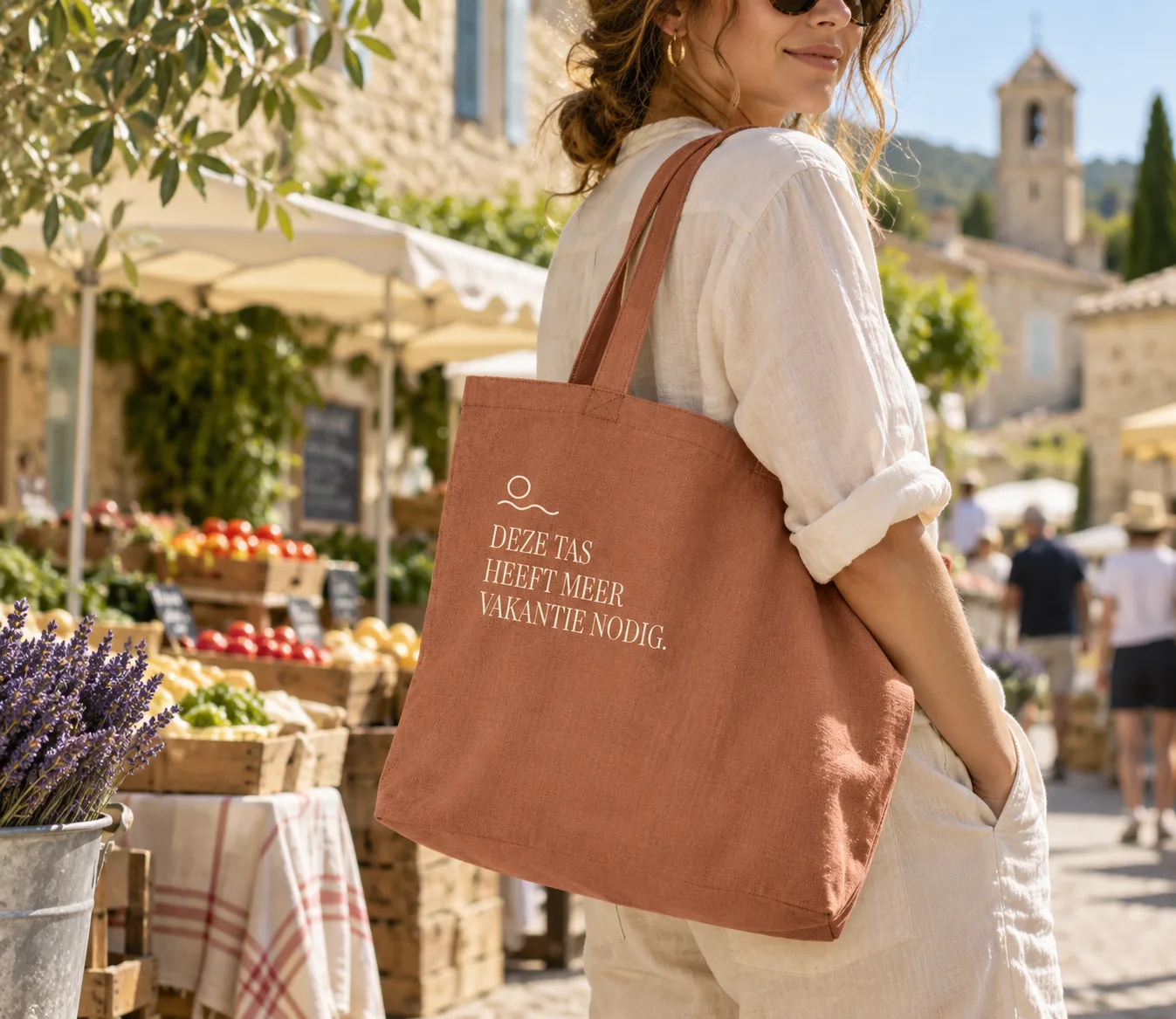 Deze tas heeft meer vakantie nodig, terracotta, gedragen (ontwerpweergave)